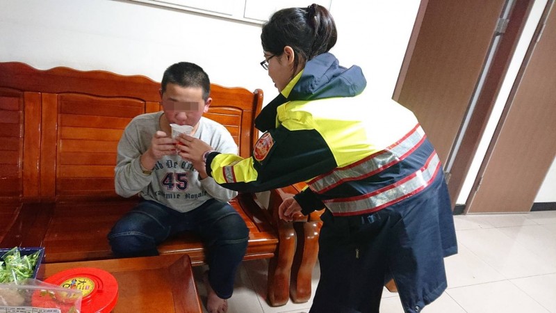 警方將男童帶回派出所內，給予溫開水與鮮奶飲用（記者吳昇儒翻攝）