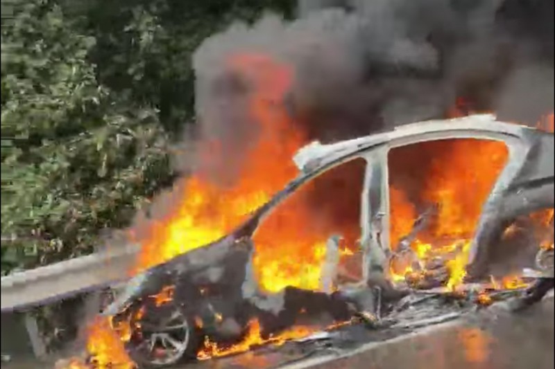 BMW轎車自撞後燃起熊熊烈焰，整輛車被燒到只剩骨架。（記者鄭名翔翻攝）