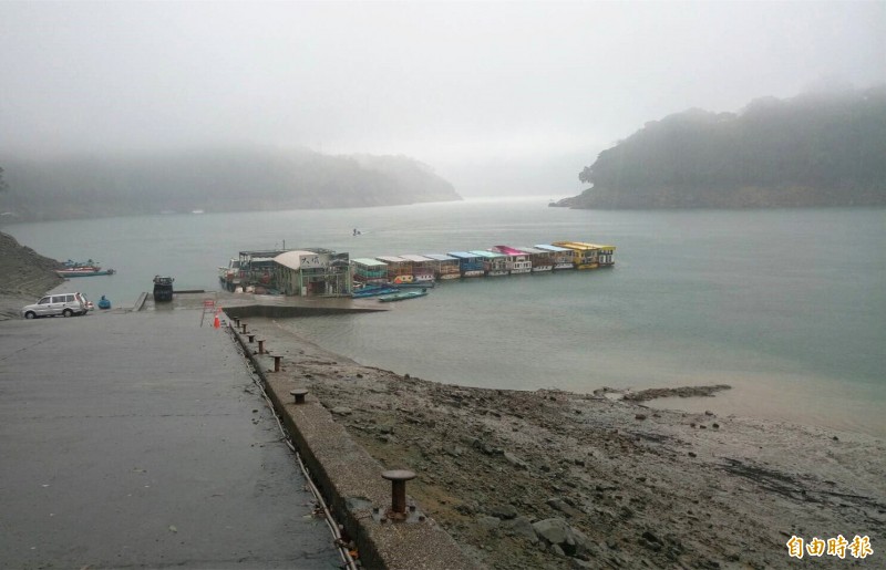 石門水庫蓄水僅剩半座，大壩碼頭原本被水覆蓋的邊坡已露出一大截。（記者李容萍攝）