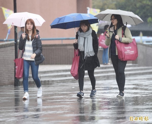 氣象達人彭啟明表示，今日中部以北將雨下整天。（資料照）