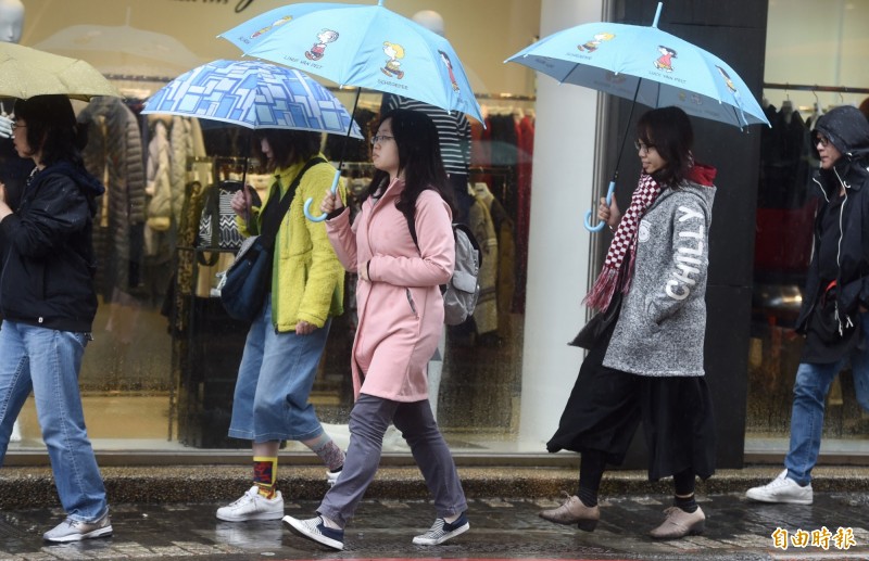 全台天氣濕冷，中央氣象局對北部三縣市發布大雨特報，民眾出門需做好保暖措施及攜帶雨具。（記者簡榮豐攝）