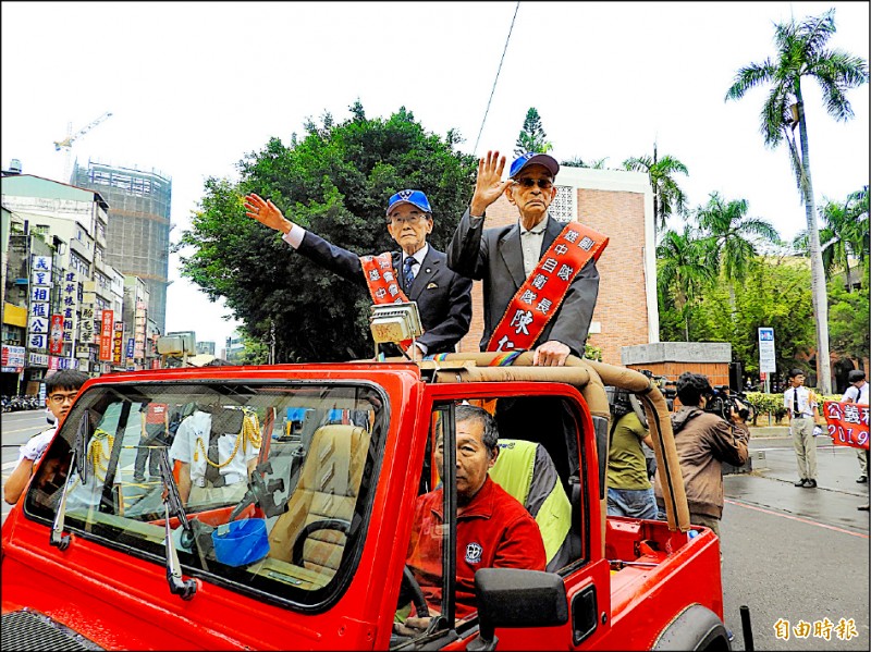 二二八雄中自衛隊出巡，當年雄中自治會長方振淵（左）、雄中自衛隊副隊長陳仁悲（右）帶領學生走訪當年雄中自衛隊巡視路線。（記者葛祐豪攝）