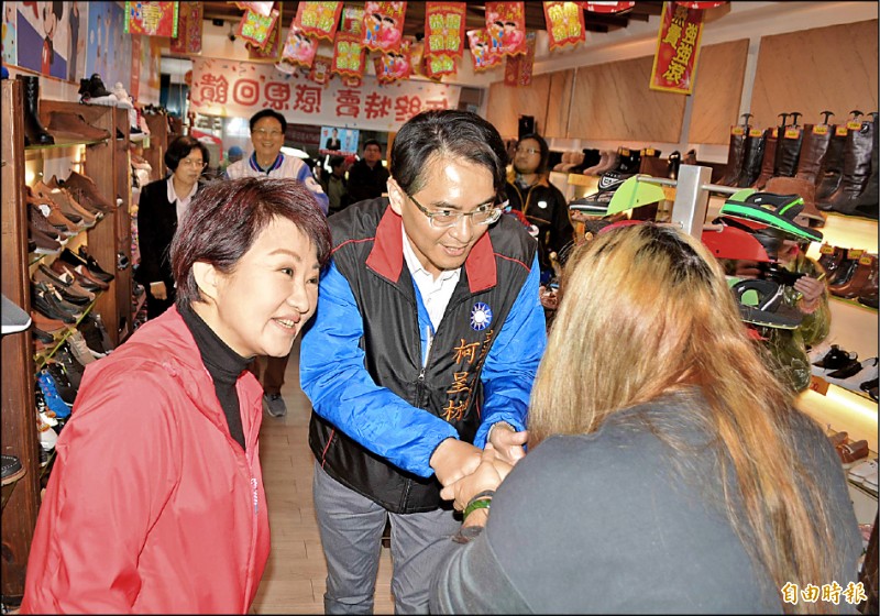 台中市長盧秀燕（左）昨陪同國民黨彰化立委候選人柯呈枋（中）在鹿港掃街拜票。（記者湯世名攝）