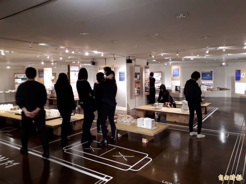 交大建築展，展現學生與城市和建築的對話，並已「我想做個好人」發想，呈現建築所學生的每個學習過程和細節，作品精采，展到3月19日。（記者洪美秀攝）