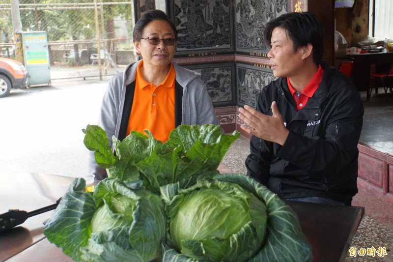 前行政院長張善政（左）接地氣，雲林訪青農。（記者詹士弘攝）