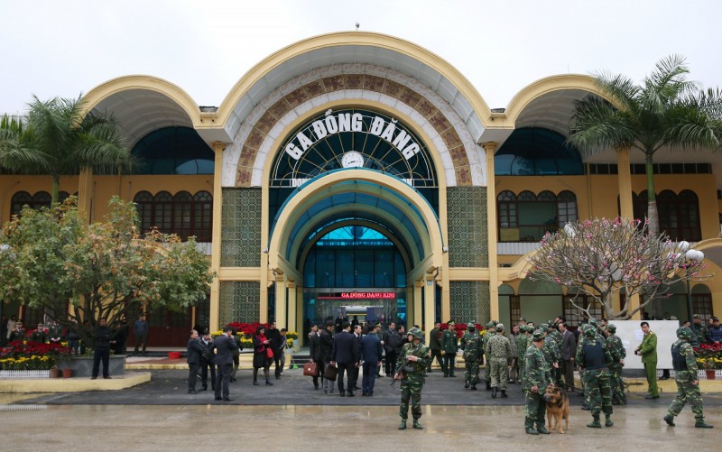 大批軍警駐紮在同登火車站周圍。（路透）