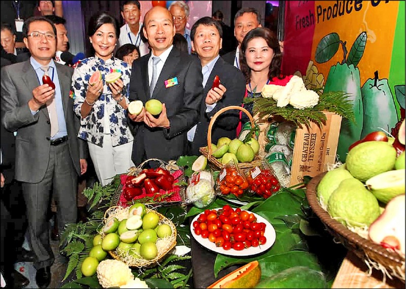 高雄市市長韓國瑜昨在吉隆坡見證高雄農會與馬來西亞進口商Euro-Atlantic簽約儀式。（中央社）