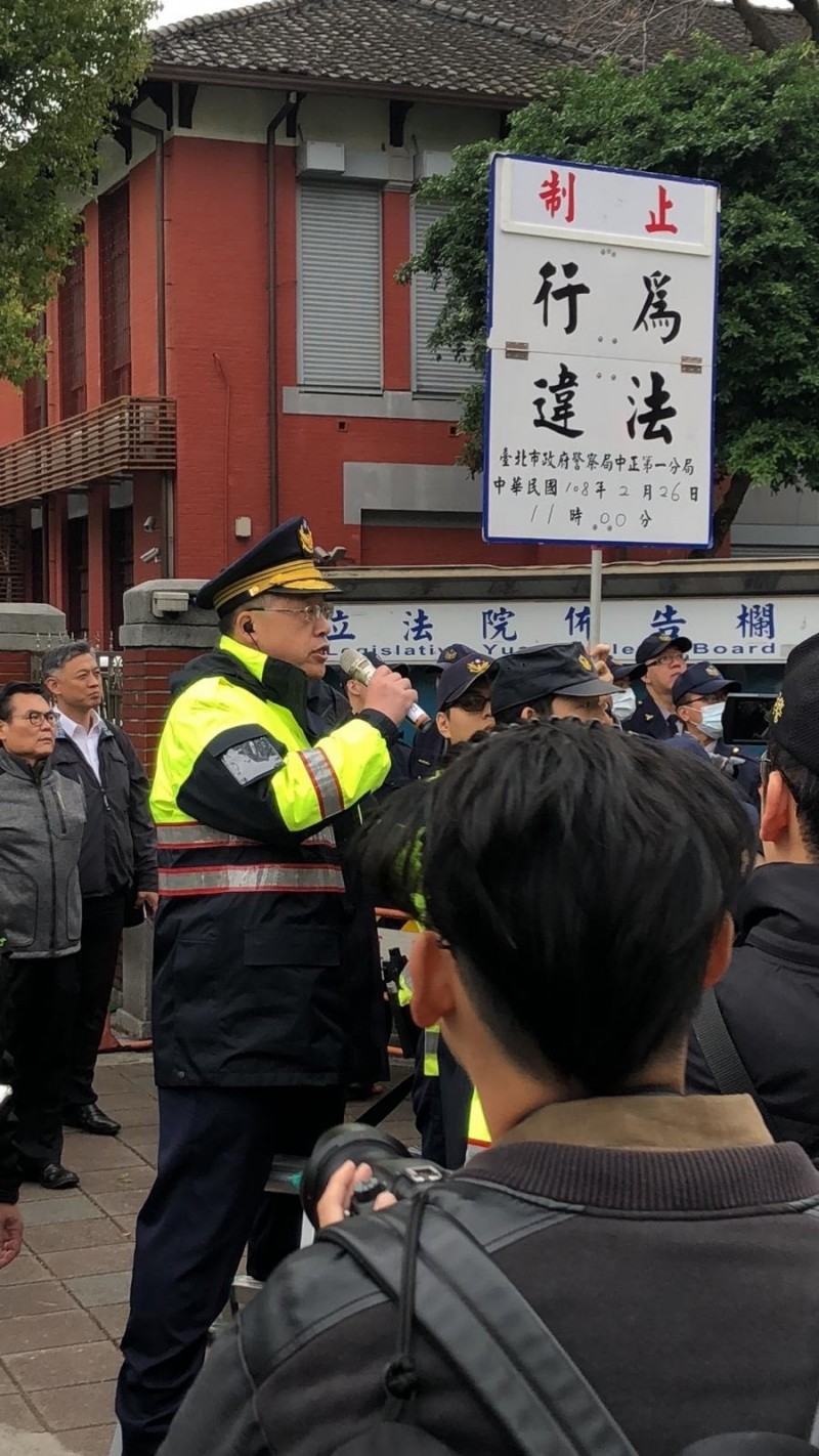 中正一分局長廖材楨三度舉牌警告。(記者王冠仁翻攝) 中正一分局長廖材楨三度舉牌警告。(記者王冠仁翻攝)