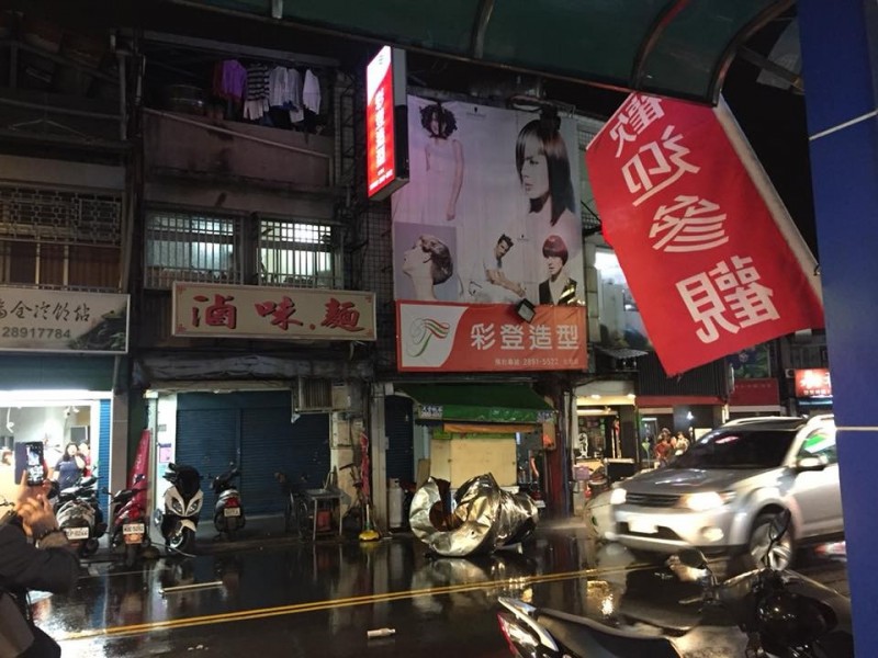 台北市北投中和街上，昨晚有個大水塔從天而降，幸未砸中人車。（記者陳恩惠翻攝靠北北投幫）