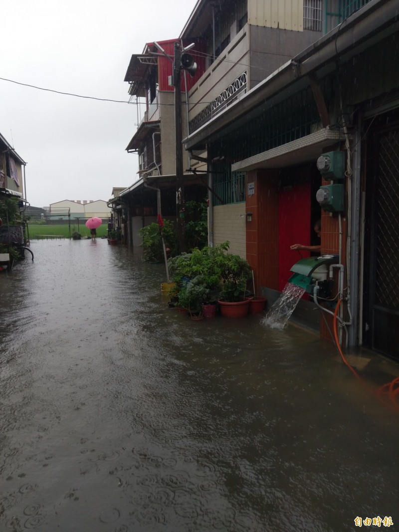 去年823水災造成嘉義市重慶二街、六街積淹水。（資料照）