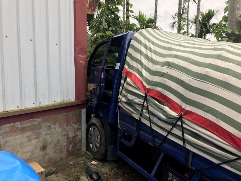 張男被發現時，被夾在車子前座與車門間。（圖由台灣國際緊急救難總隊提供）