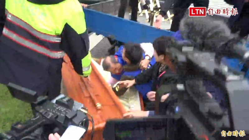 統促黨總裁「白狼」張安樂今上午率眾赴立法院抬棺抗議,過程中卻傳出下車時,疑似重心不穩失足從貨車上跌下,險掉入棺材。(圖取自影音攝影洪葦竹、林弦儒) 統促黨總裁「白狼」張安樂今上午率眾赴立法院抬棺抗議,過程中卻傳出下車時,疑似重心不穩失足從貨車上跌下,險掉入棺材。(圖取自影音攝影洪葦竹、林弦儒)