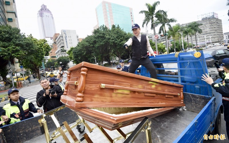 統促黨總裁張安樂今早率眾抬棺到立法院外抗議,警方三度舉牌警告。(記者羅沛德攝) 統促黨總裁張安樂今早率眾抬棺到立法院外抗議,警方三度舉牌警告。(記者羅沛德攝)