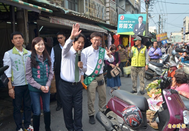 前行政院長賴清德（右三）陪同立委候選人郭國文（右四）在新化市場拜票。（記者吳俊鋒攝）