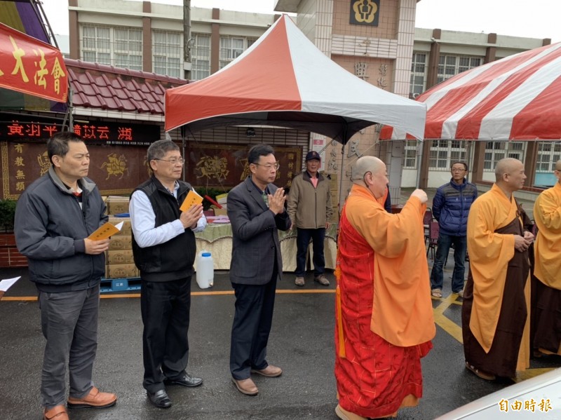 二林鎮竹林路常有車禍發生，里民主動號召舉行路祭。（記者陳冠備攝）