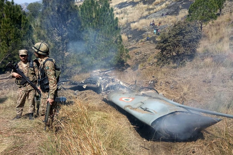 巴基斯坦擊落印度軍機，有飛行員陣亡及被俘，印巴兩國戰火一觸即發。（法新社）