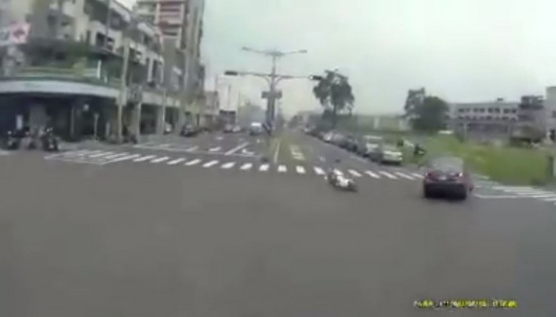 1名機車騎士闖紅燈，被搶黃燈的小轎車撞上。（圖擷取自爆廢公社）