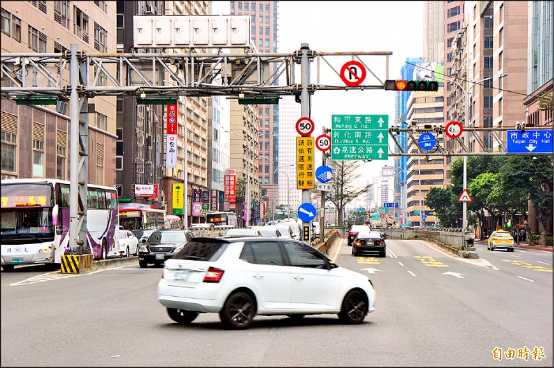 基隆路一段（忠孝東路至松隆路）車流量龐大，即使在非尖峰時段仍常見道路壅塞。（記者黃建豪攝）