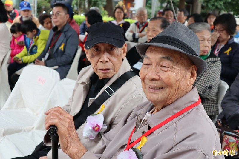 趙水濱（右）和曾仲影（左）等二二八受難者今天出席228事件72週年紀念儀式。（記者周湘芸攝）