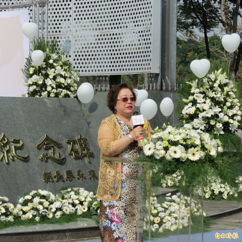 大台中二二八協會理事長廖苓惠今天當面向台中市長盧秀燕建議，台中市敬老愛心卡恢復過去的使用方式。（記者蘇金鳳攝）