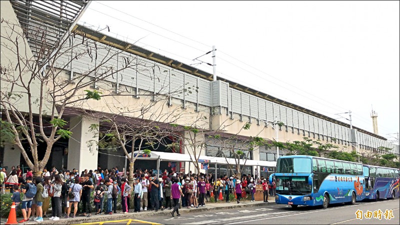 潮州車站昨天接駁人潮仍多。（記者羅欣貞攝）