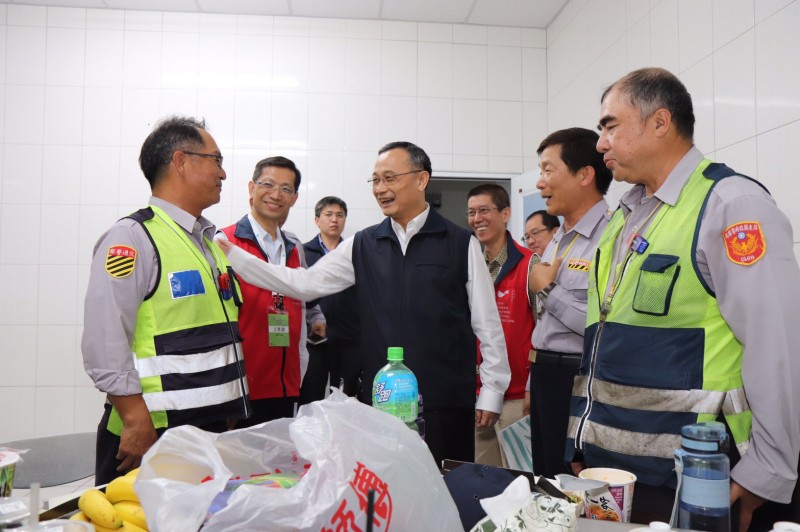 屏東燈會每天動員近千名警民力，警政署長陳家欽前往慰問辛勞。（記者邱俊福翻攝）