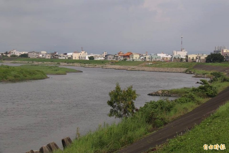 二仁溪湖內段流水因河道深水槽逼近左岸形成大凹岸，堤岸旁的高灘地逐漸流失，水利署陸績完成二期工程保護堤岸，經地方爭取後，水利署再核定4800萬元經費施作第三期下游工程。（記者黃佳琳攝）