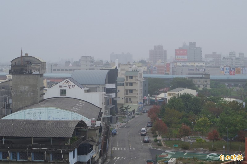 斗六天空一片灰，空氣品質飆紅害。（記者林國賢攝）