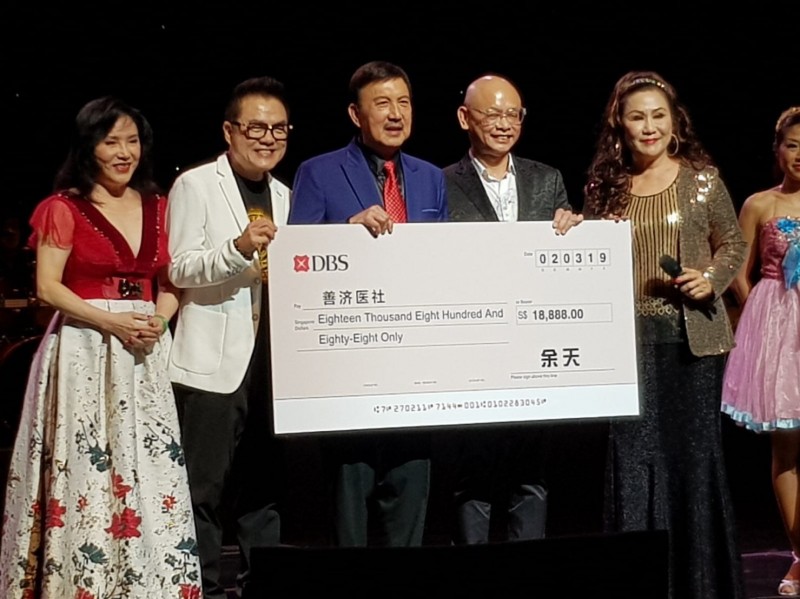 余天今在新加坡捐出逾43萬台幣給當地「善濟醫社」。(余天競選團隊提供) 余天今在新加坡捐出逾43萬台幣給當地「善濟醫社」。(余天競選團隊提供)