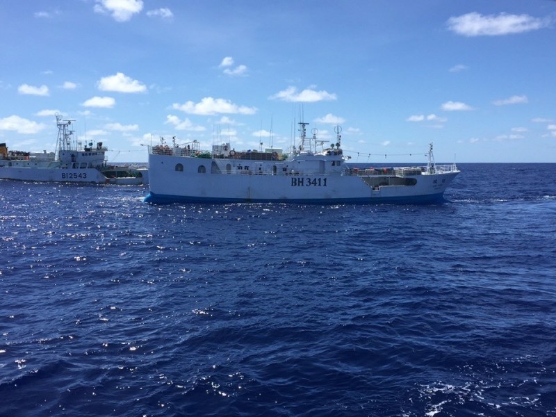 東港籍漁船「穩鵬號」在印度洋公海發生海上喋血事件時，我國籍漁船「上豐3號」和「鴻福88號」馳援。（上豐3號船長鐘稚傑提供）