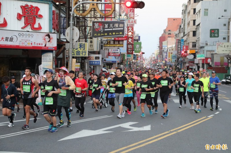 台南古都國際馬拉松起跑。（記者劉婉君攝）