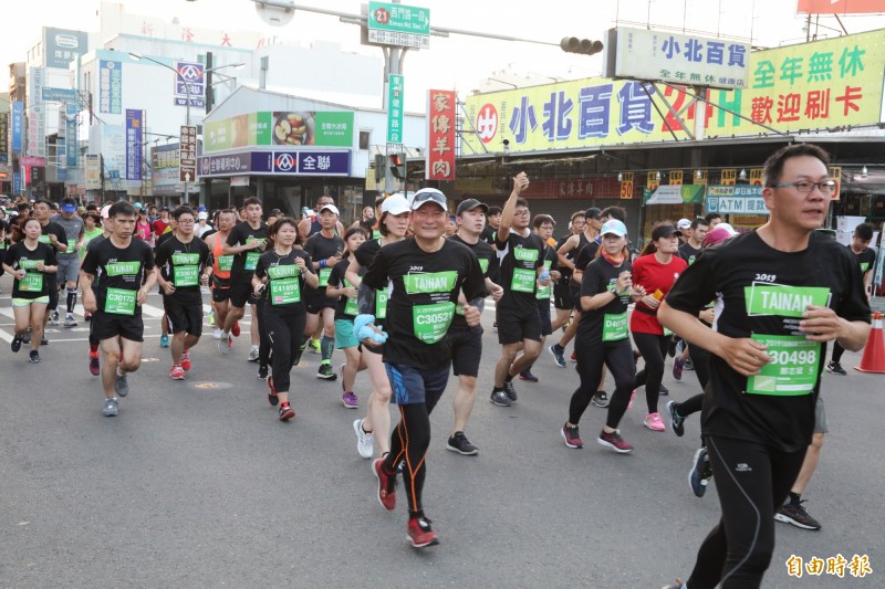 台南古都國際馬拉松起跑。（記者劉婉君攝）