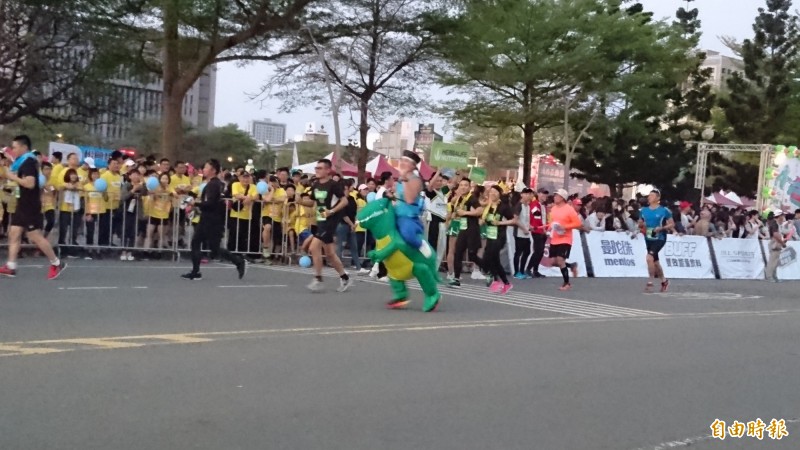 半馬組有跑者穿著廚師服或恐龍裝參賽。（記者劉婉君攝）