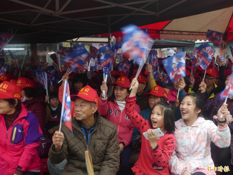 金門立委候選人蔡西湖成立競選總部,現場支持者戴紅帽、揮舞旗幟加油,場面熱鬧。(記者吳正庭攝) 金門立委候選人蔡西湖成立競選總部,現場支持者戴紅帽、揮舞旗幟加油,場面熱鬧。(記者吳正庭攝)