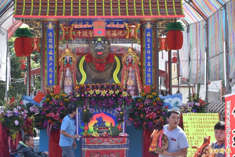 高雄田寮大南天福德祠每年農曆2月初2土地公生日，依例舉辦乞龜擲筊活動。（記者蘇福男攝）