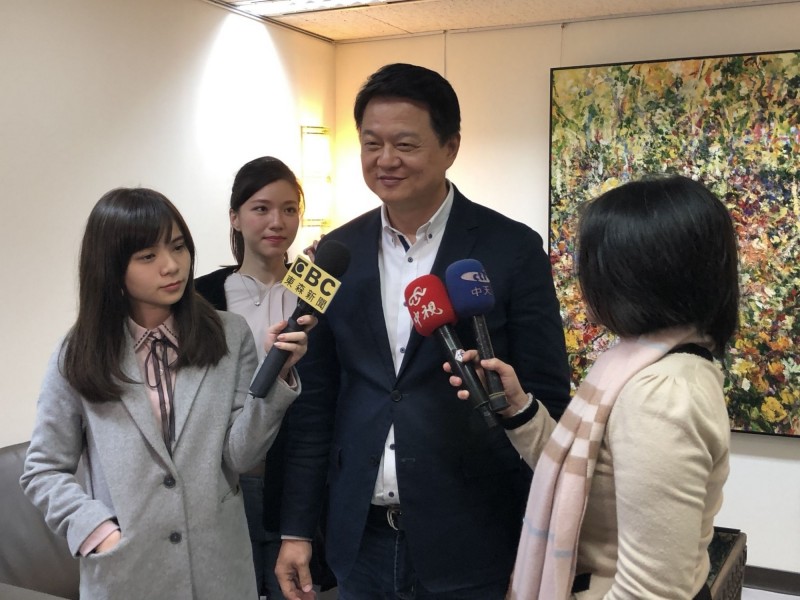 宣布投入國民黨總統初選的前台北縣長周錫瑋今天受訪指出，二階段初選是為了防止過去換柱的事情發生，避免敗選風險，他向黨內喊話說：「不要拿韓國瑜當目標。」（周錫瑋辦公室提供）