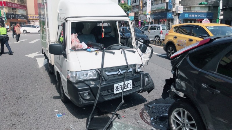 北市忠孝東路五段發生4車連環撞車禍,貨車駕駛一度受困,警消救出人後送醫暫無生命危險。(記者姚岳宏翻攝) 北市忠孝東路五段發生4車連環撞車禍,貨車駕駛一度受困,警消救出人後送醫暫無生命危險。(記者姚岳宏翻攝)