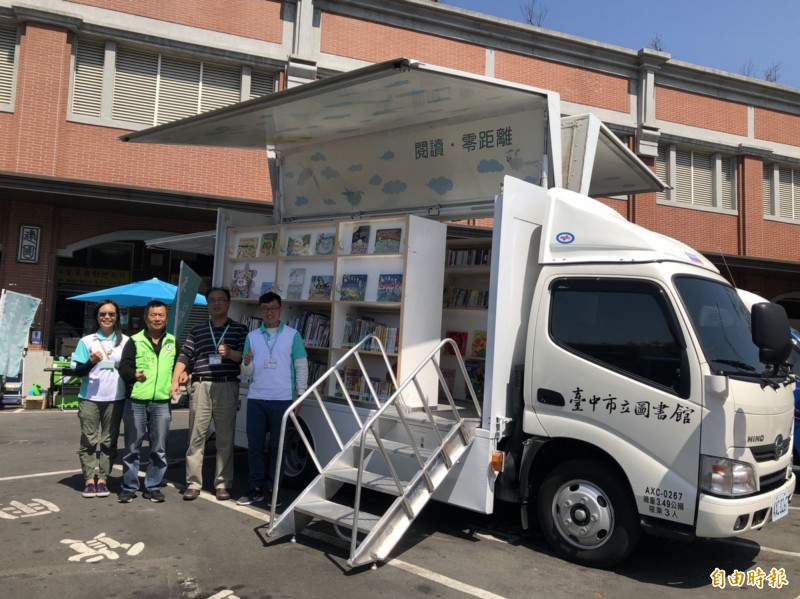 行動圖書車休市日開入傳統市場推廣閱讀，市議員鄭功進（左2）批文化局敷衍了事。（記者黃鐘山攝）