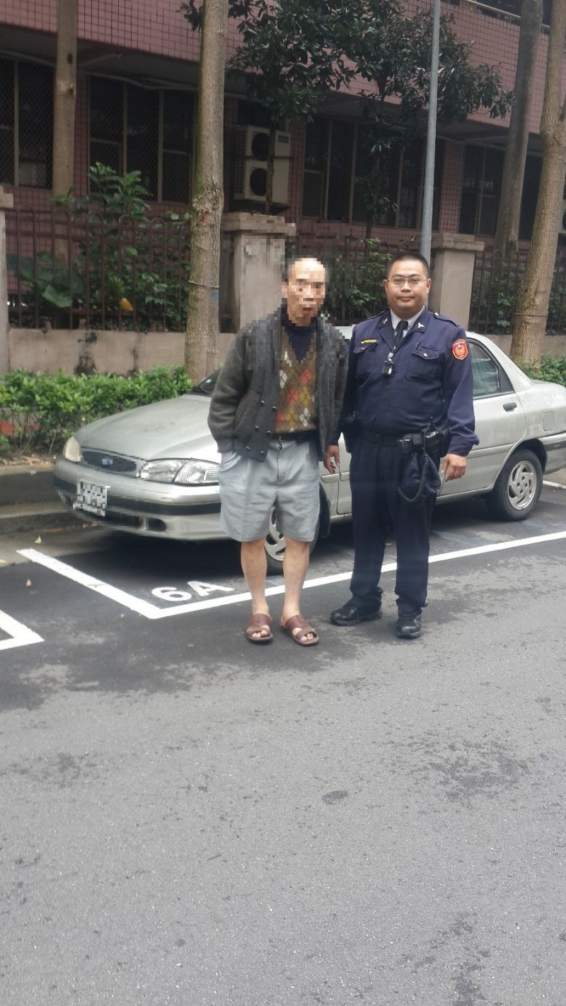 葛男在警員幫助下找回愛車。（記者鄭景議翻攝）