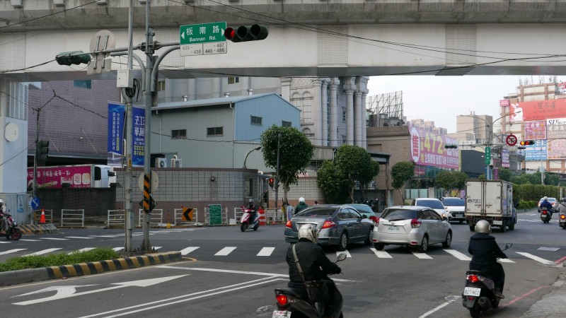 新北市政府交通局將於3月7日起，平日上午7點至9點實施橋和路禁止左轉中山路2段332巷及板南路措施，試辦期3個月。（圖由交通局提供）