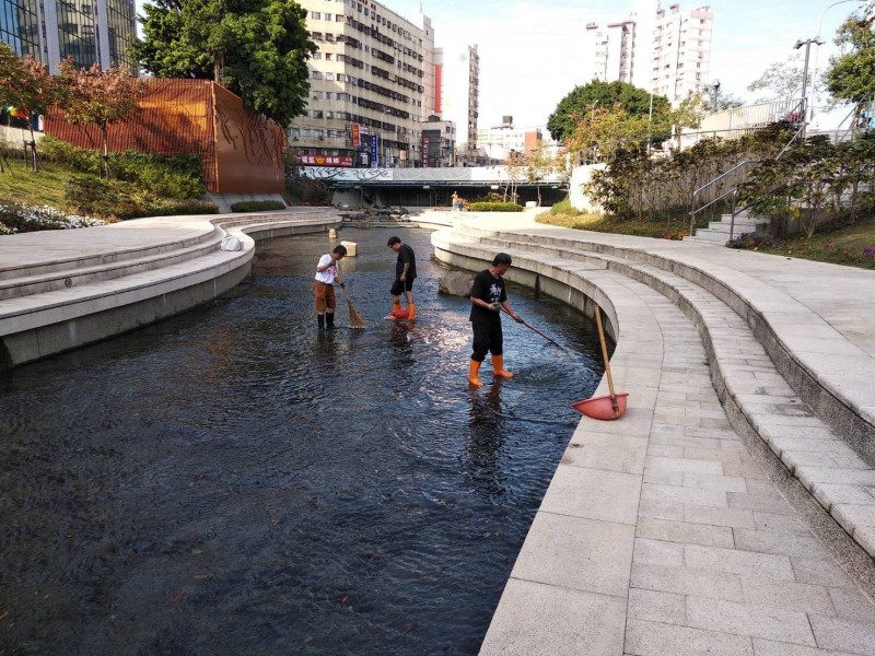 水利局派員清理柳川河道。（水利局提供）