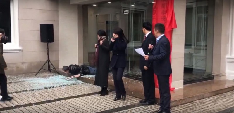 中國1名男子不慎撞到玻璃門，門就這樣倒下，玻璃碎一地，嚇壞眾人。（圖擷自YouTube）