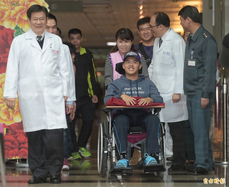 陸軍航特部下士秦良丰5日由台北三總轉院回高雄，進行後續復健。（記者張嘉明攝）