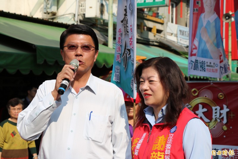 台南立委補選選前敏感時刻，驚傳有男子負傷倒臥在國民黨候選人謝龍介宣傳車附近，謝龍介（左）得知後表示，警方已在調查，希望是單純意外。（記者萬于甄攝）