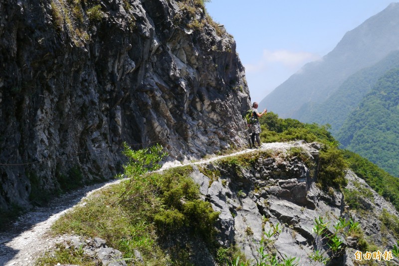 錐麓古道是合歡越嶺古道的一部分，因生態豐富及陡峭峽谷地形聞名，深獲國內外遊客喜愛。（記者王峻祺攝）