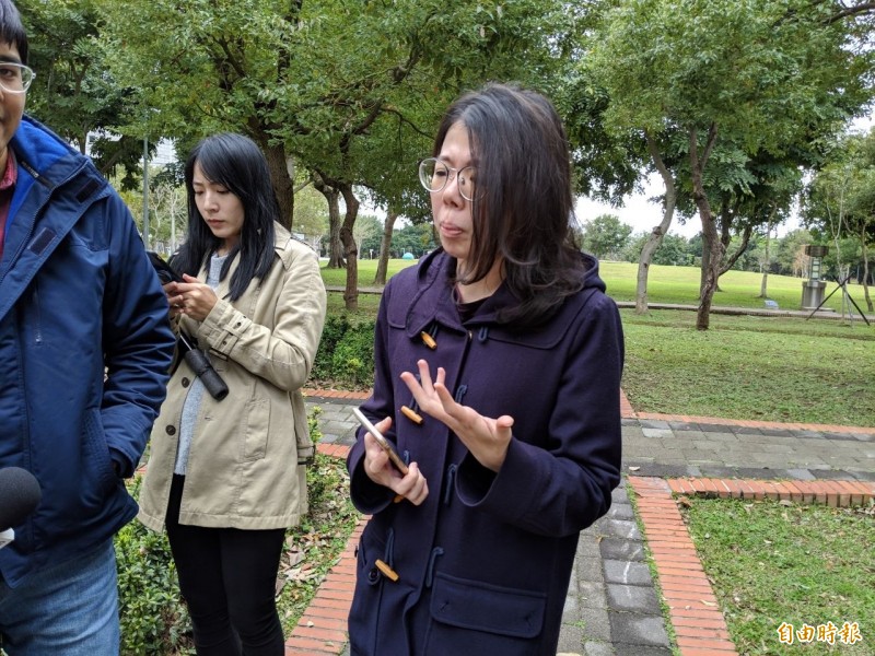 愛犬當街被咬死，飼主張小姐出面受訪難掩悲傷。（記者周彥妤攝）