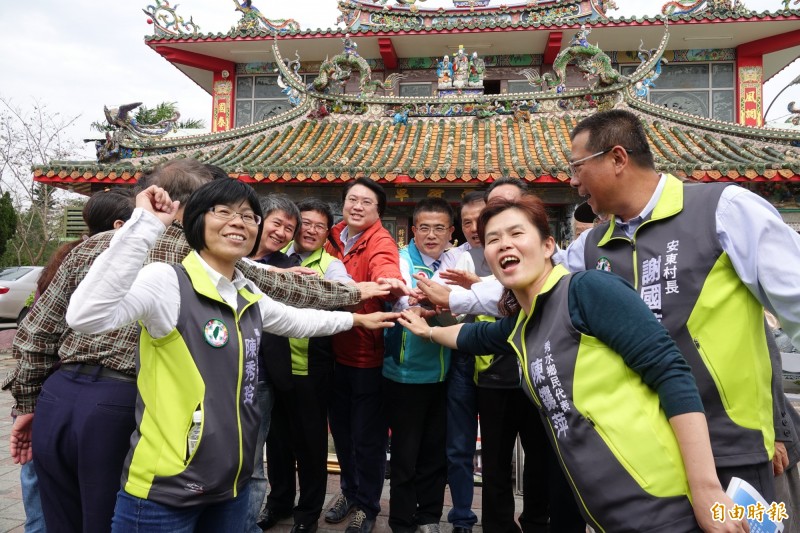 民進黨秀水大團結，相挺第一選區立委補選候選人黃振彥，基隆市長林右昌也南下助陣。（記者劉曉欣攝）