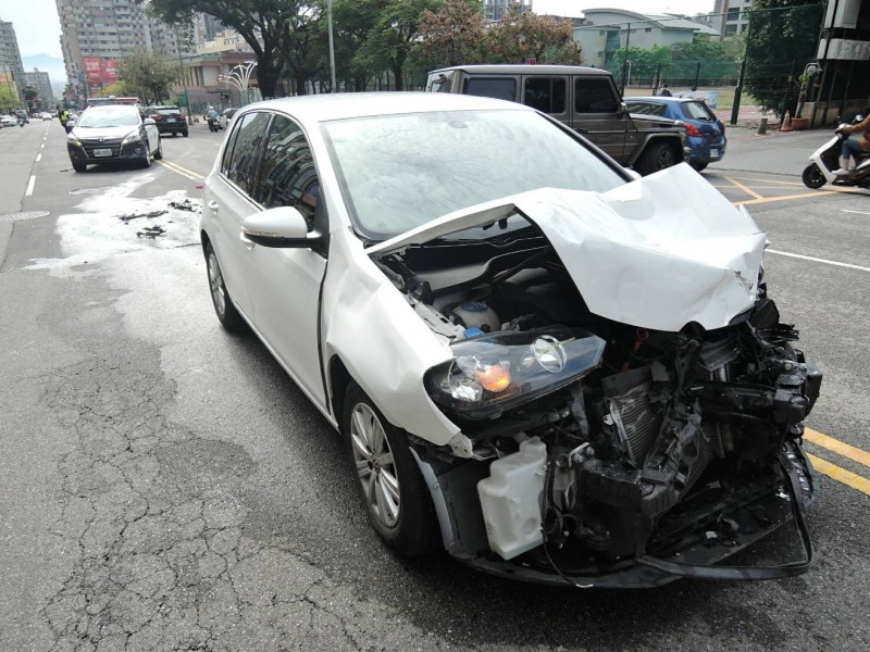 福斯車頭幾乎全毀。(記者許國楨翻攝) 福斯車頭幾乎全毀。(記者許國楨翻攝)