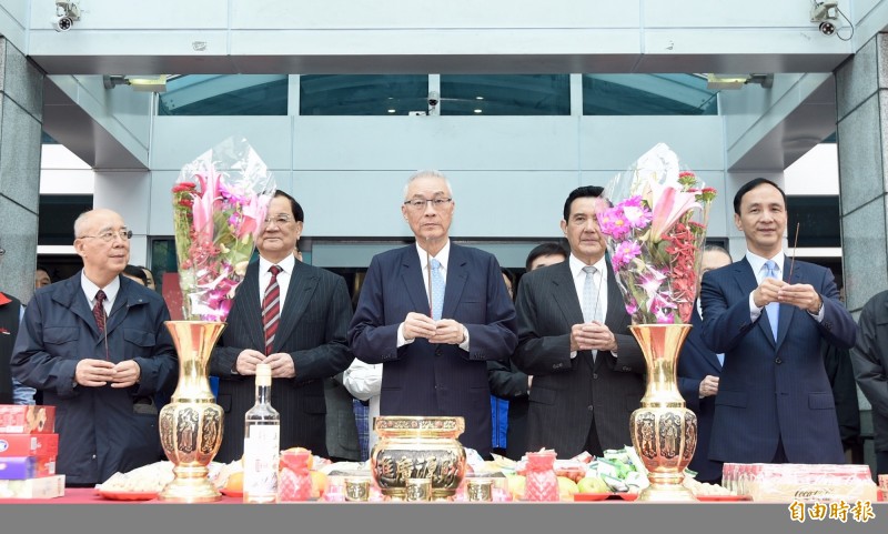 國民黨上午舉行「恭祝福德正神聖誕千秋」祭典，祭典由吳敦義（前中）主祭，邀請前主席連戰（前左2）、馬英九（前右2）、吳伯雄（前左1）、朱立倫（前右1）等人出席。（記者羅沛德攝）