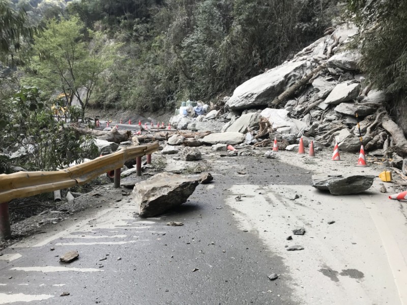 台8線中橫公路148公里處華祿溪橋路段，上月連坍4次，公路總局目前已完成邊坡落石防護設施，未來擬規劃興建明隧道，降低落石災害風險。 （公路總局提供）